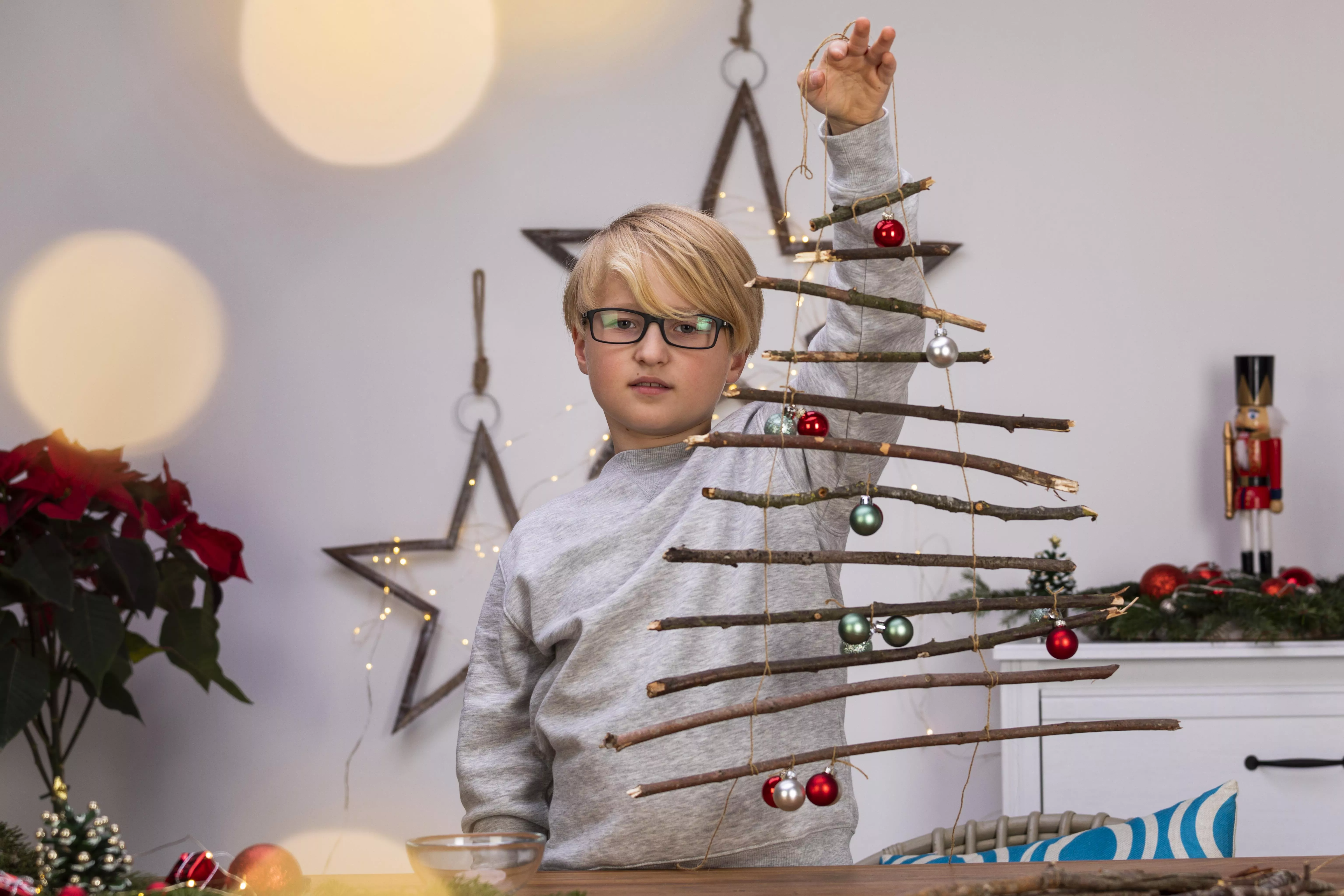 1 GS595670 Kind mit DIY Weihnachtsbaum
