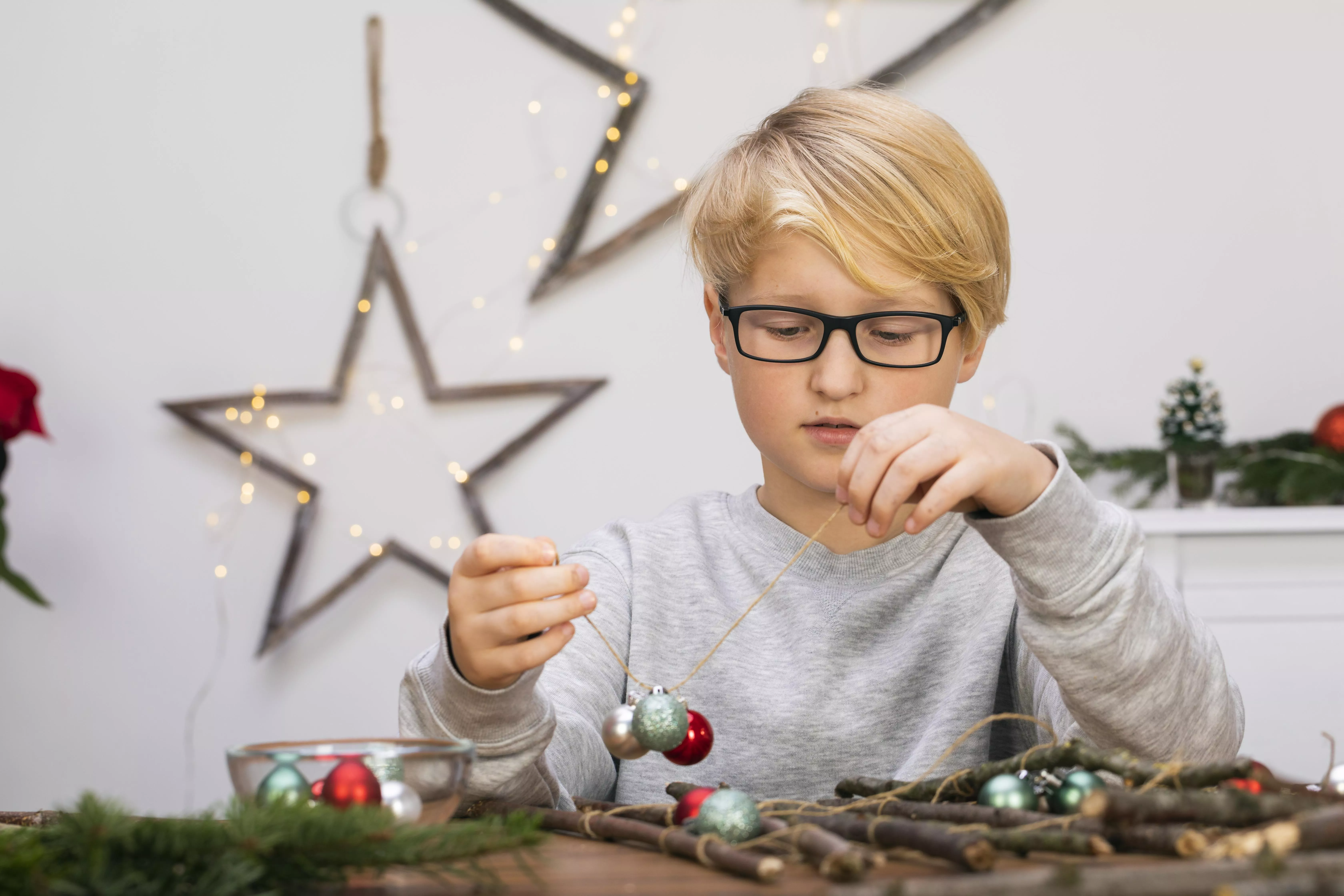 11 GS595678 Weihnachtsbaumkugeln zusammenbinden