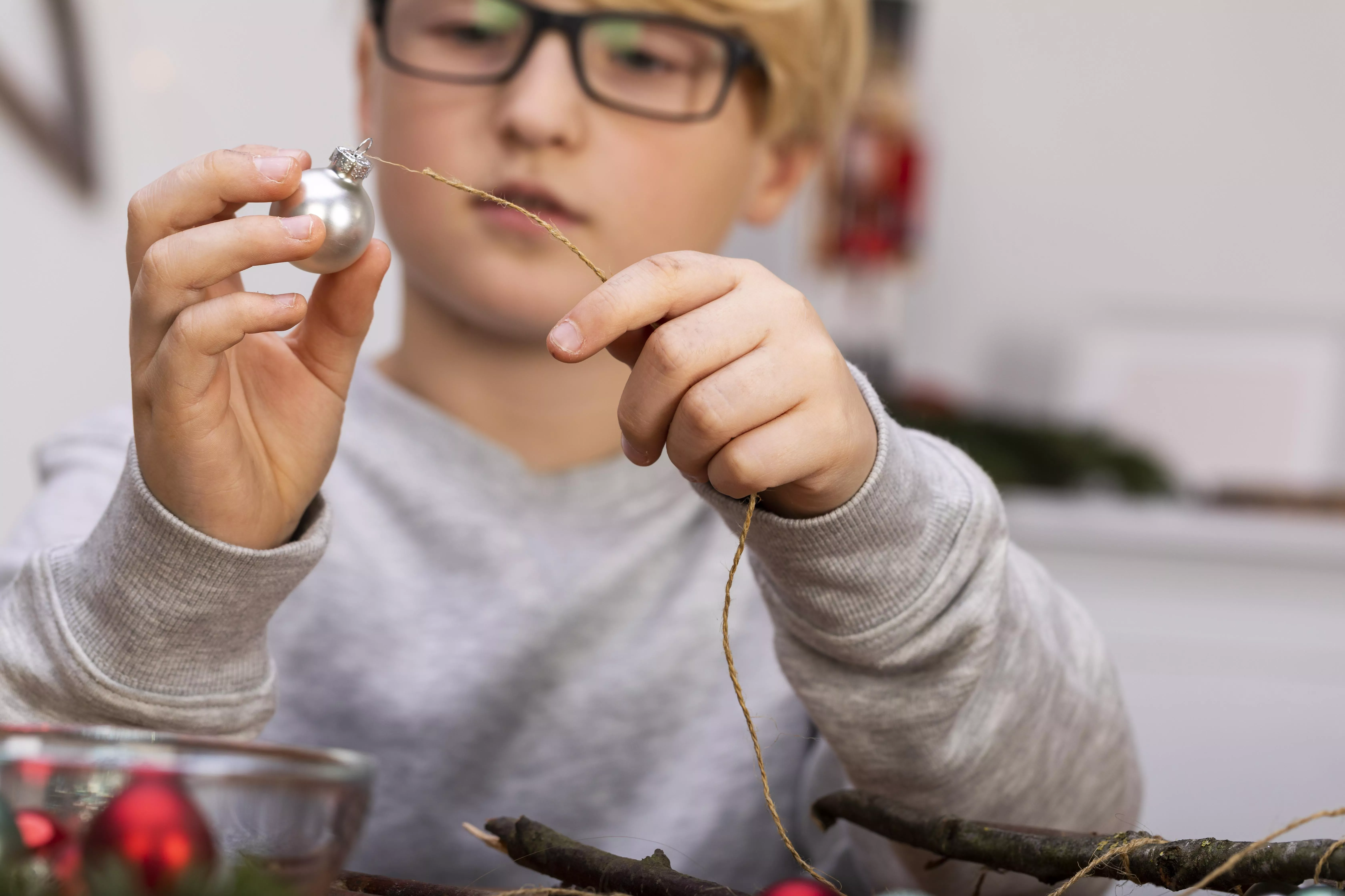 10 GS595677 Weihnachtsbaumkugeln anbinden