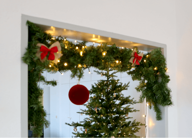 Der ultimative Weihnachts-Deko-Hack: Girlanden aufhängen – ganz ohne Bohren!