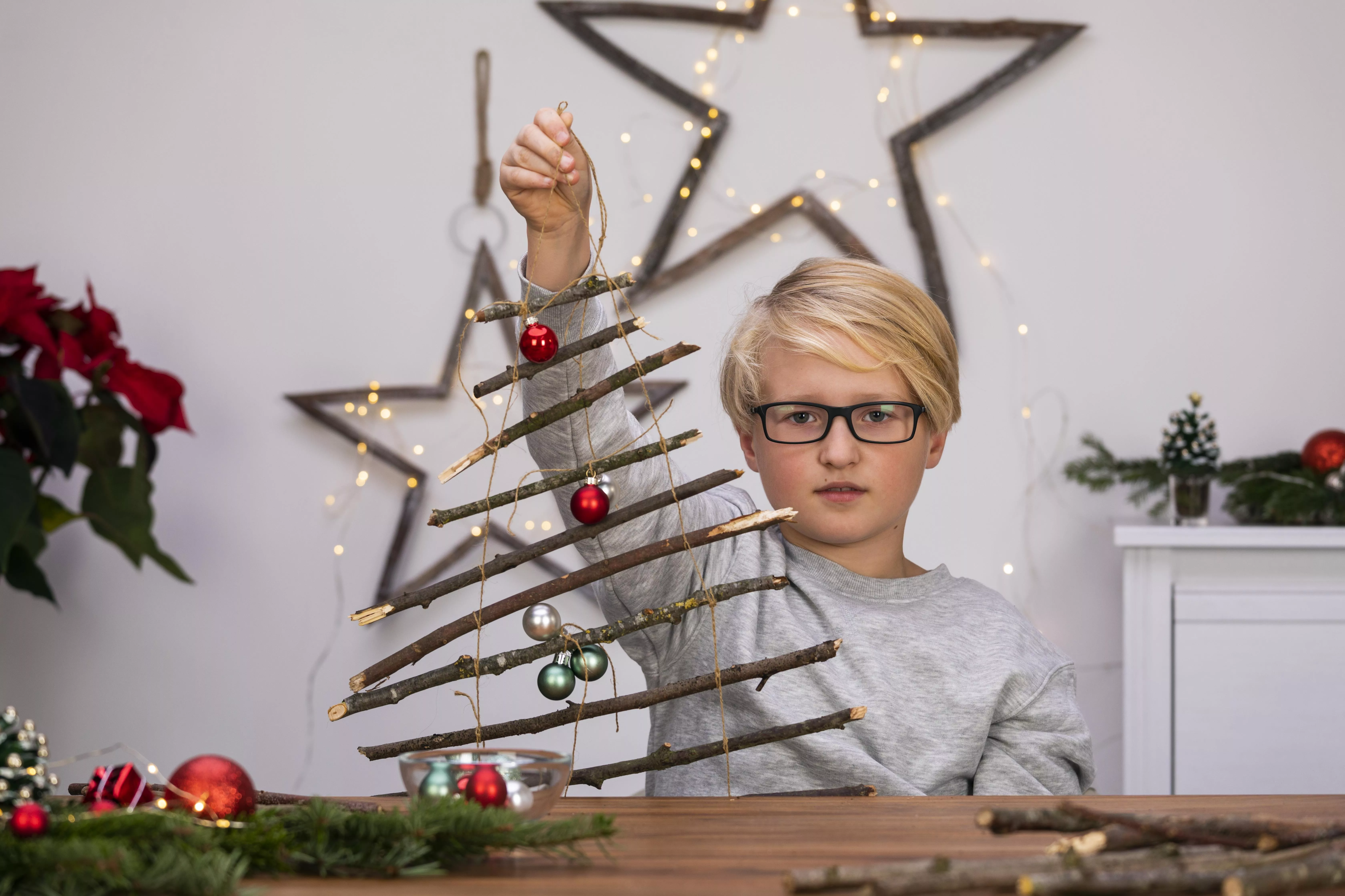 12 GS595665 Kind mit DIY Weihnachtsbaum