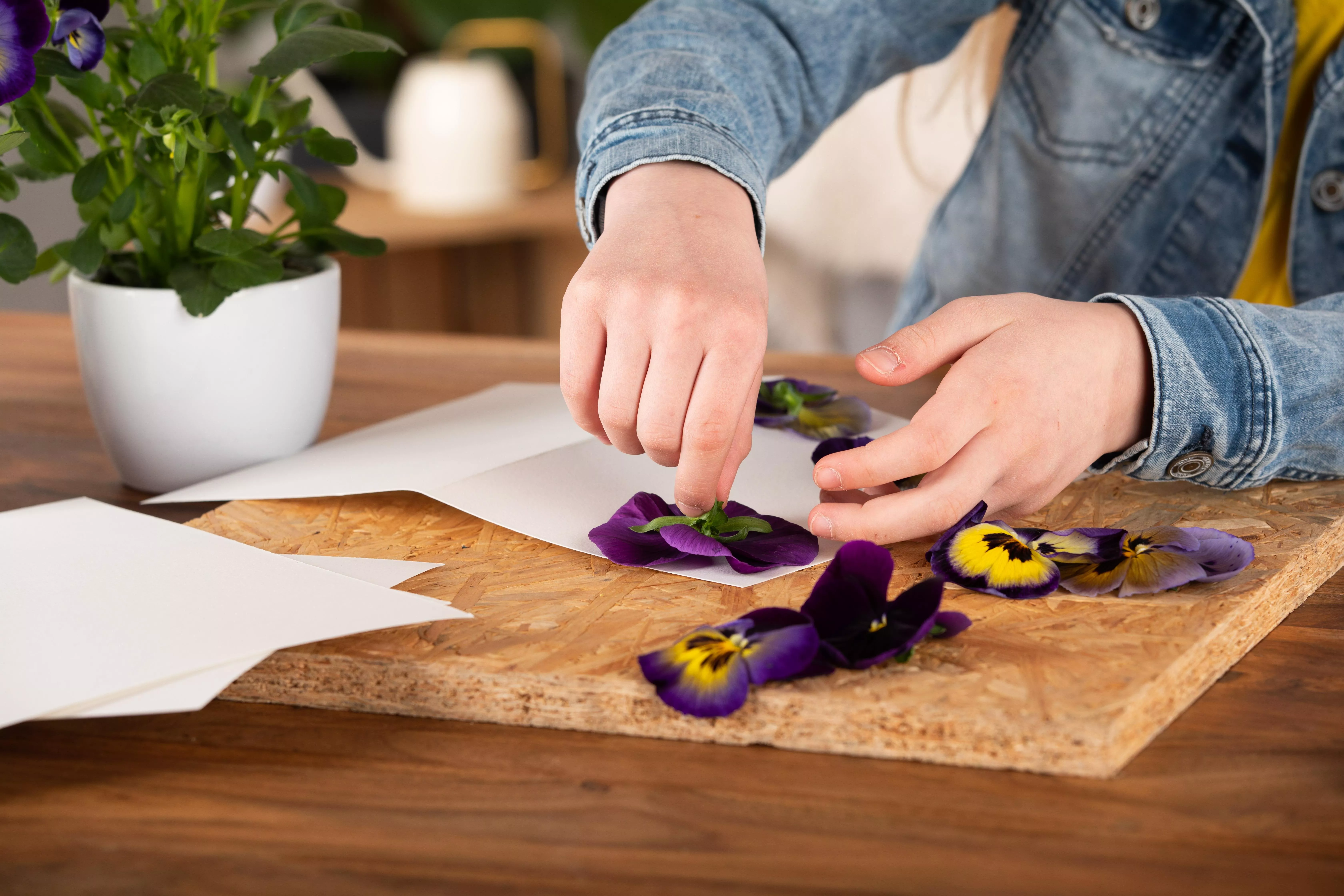 3 GS615645 Muttertagskarte Blüten auf Blatt legen