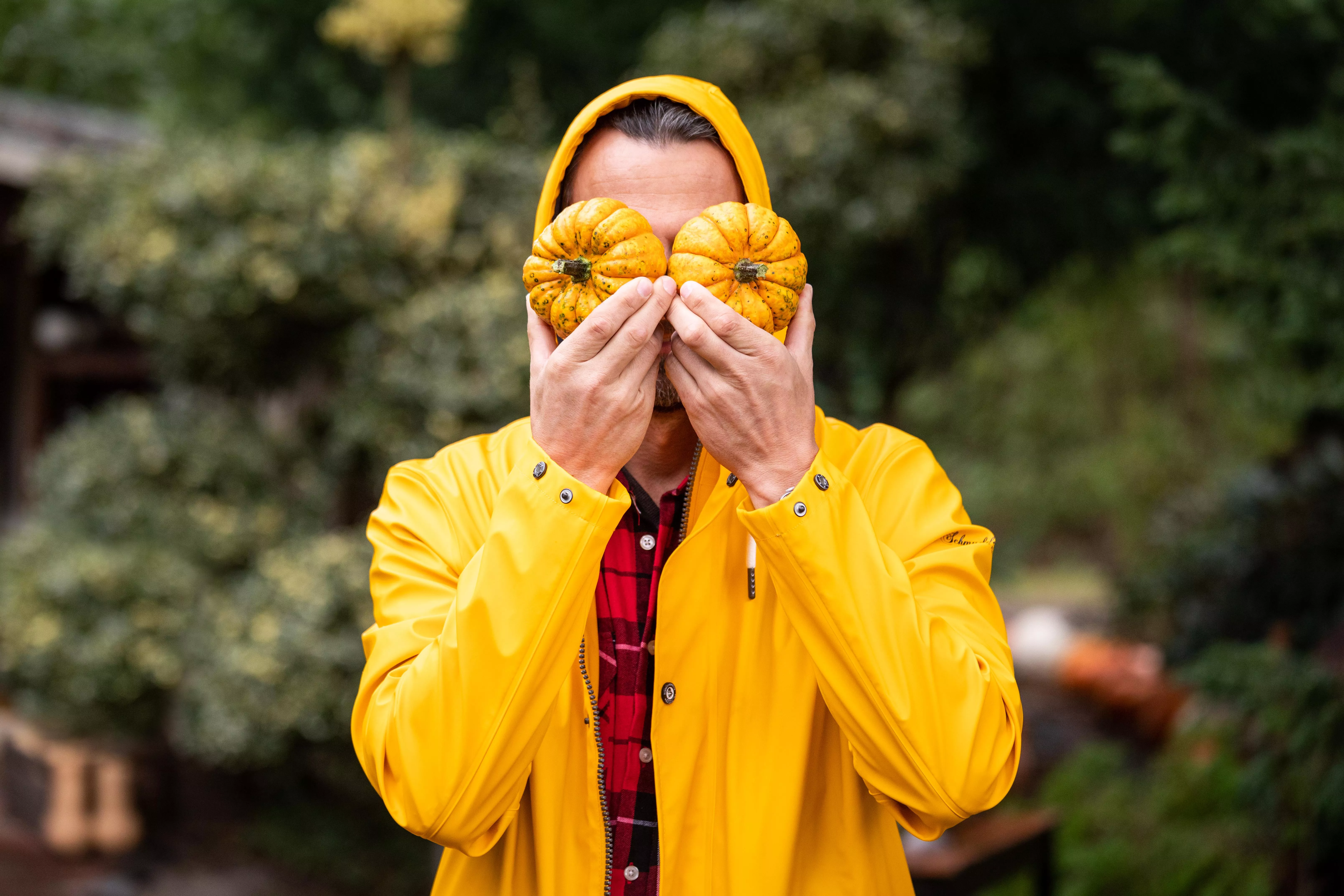 GS762728 Herbstambiente Mann mit Kürbissen