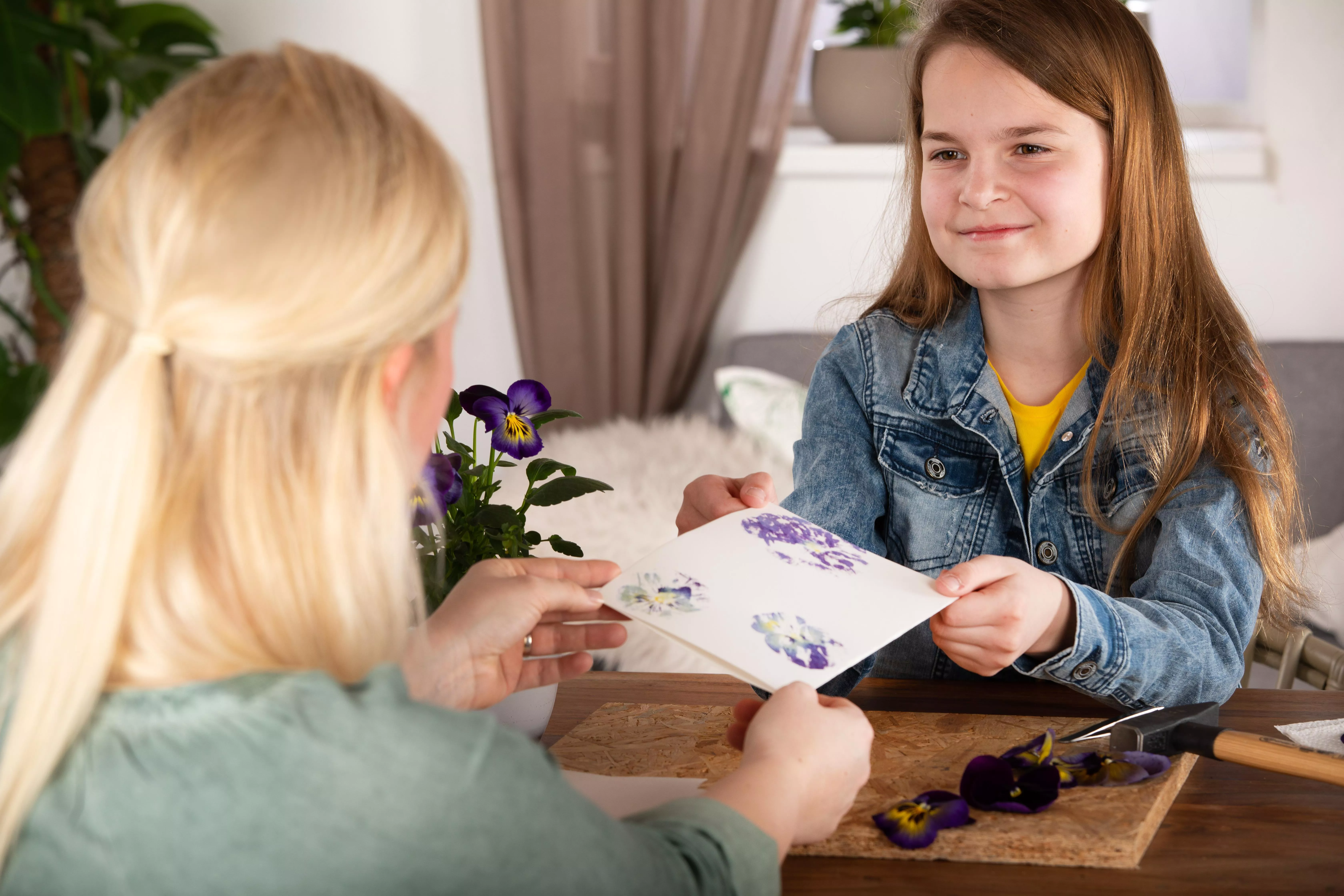 1 GS615657 Muttertagskarte überreichen