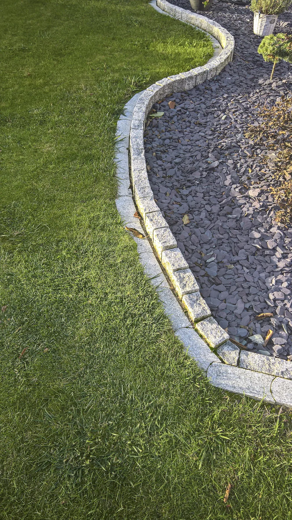 Granit Rasenm&auml;hkante hellgrau,