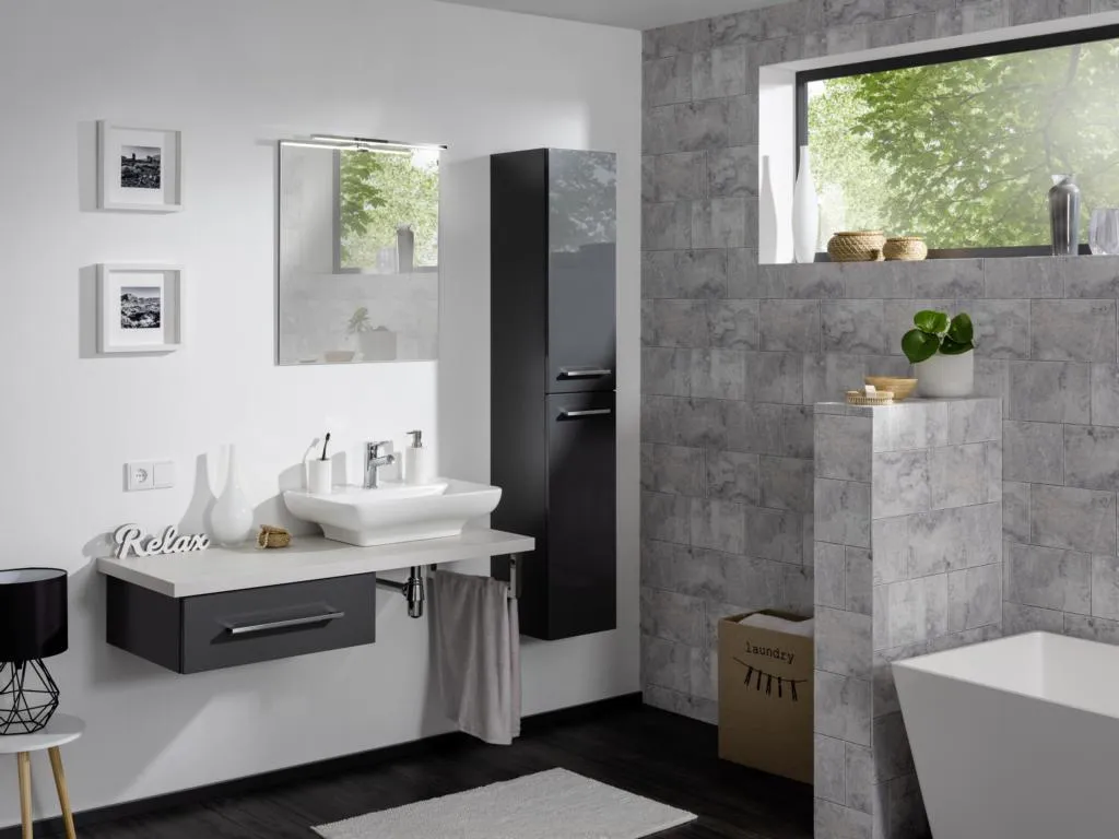 Spiegel mit Wandbefestigung