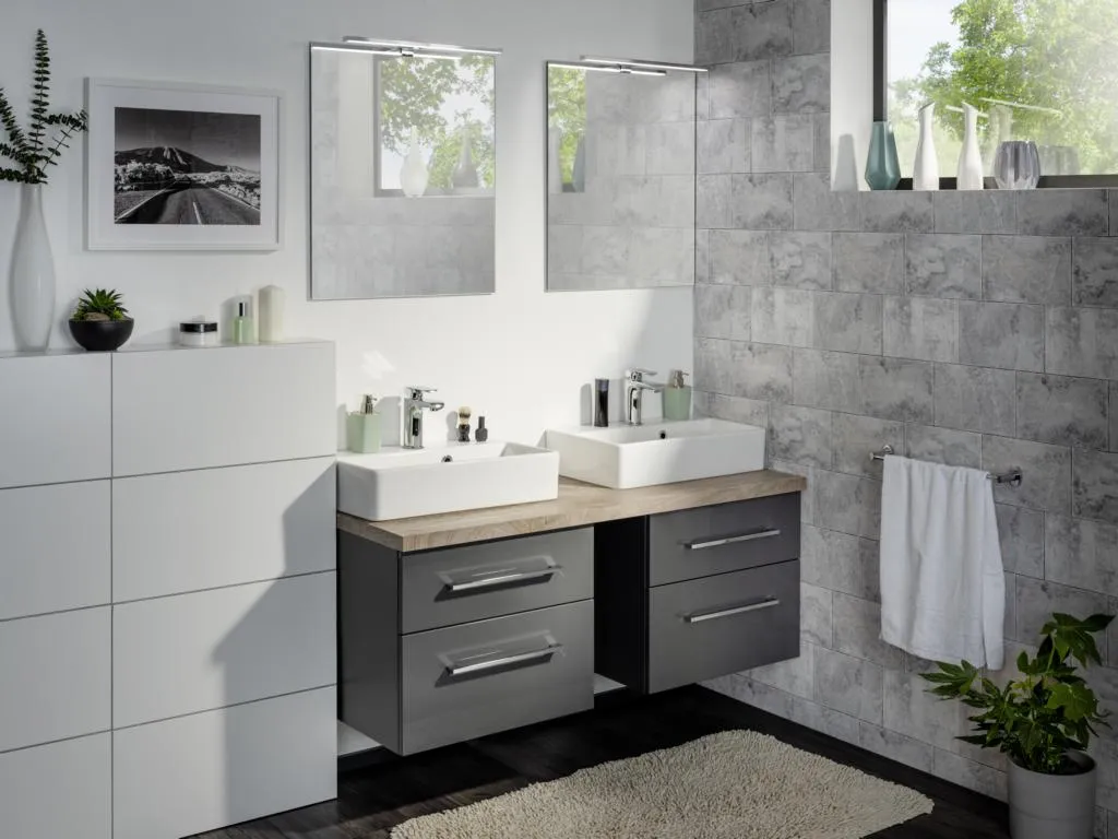 Spiegel mit Wandbefestigung