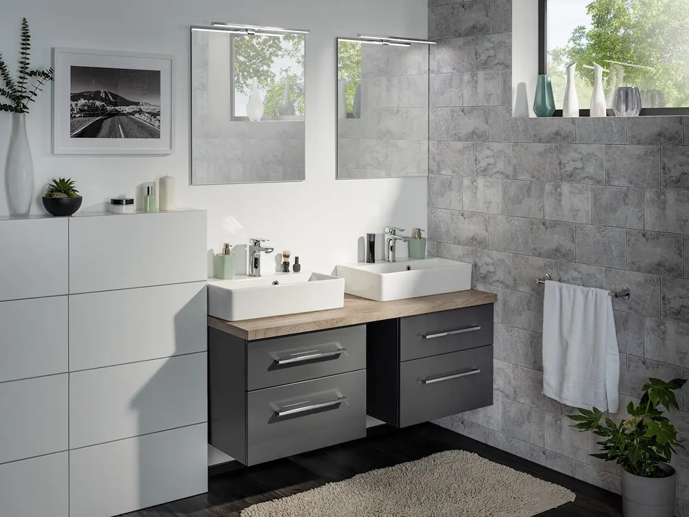 Spiegel mit Wandbefestigung