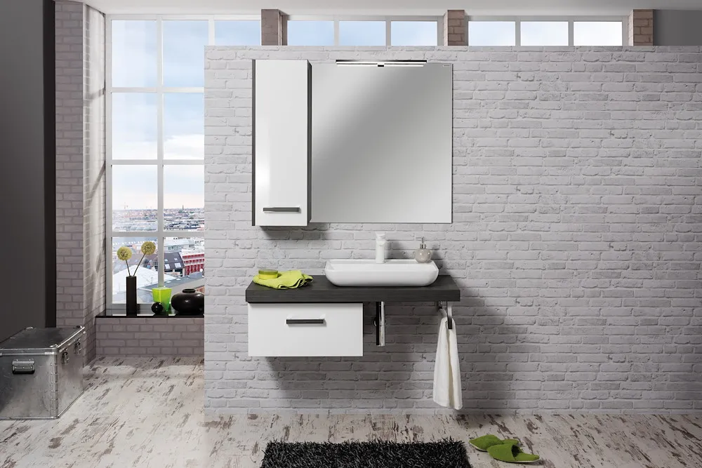 Spiegel mit Wandbefestigung