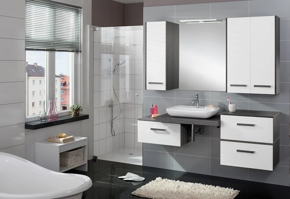 Spiegel mit Wandbefestigung