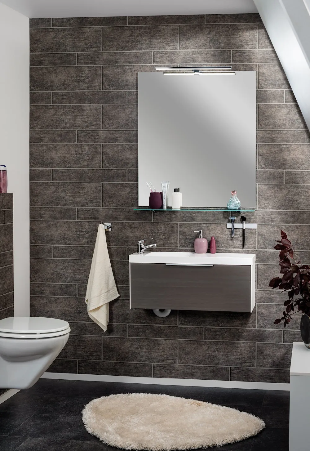 Spiegel mit Wandbefestigung