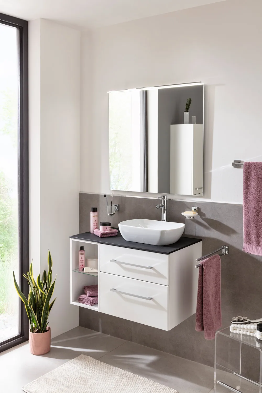 Spiegel mit Wandbefestigung