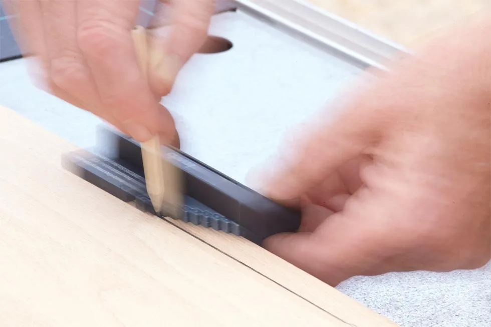 Mittenfinder mit Bleistift